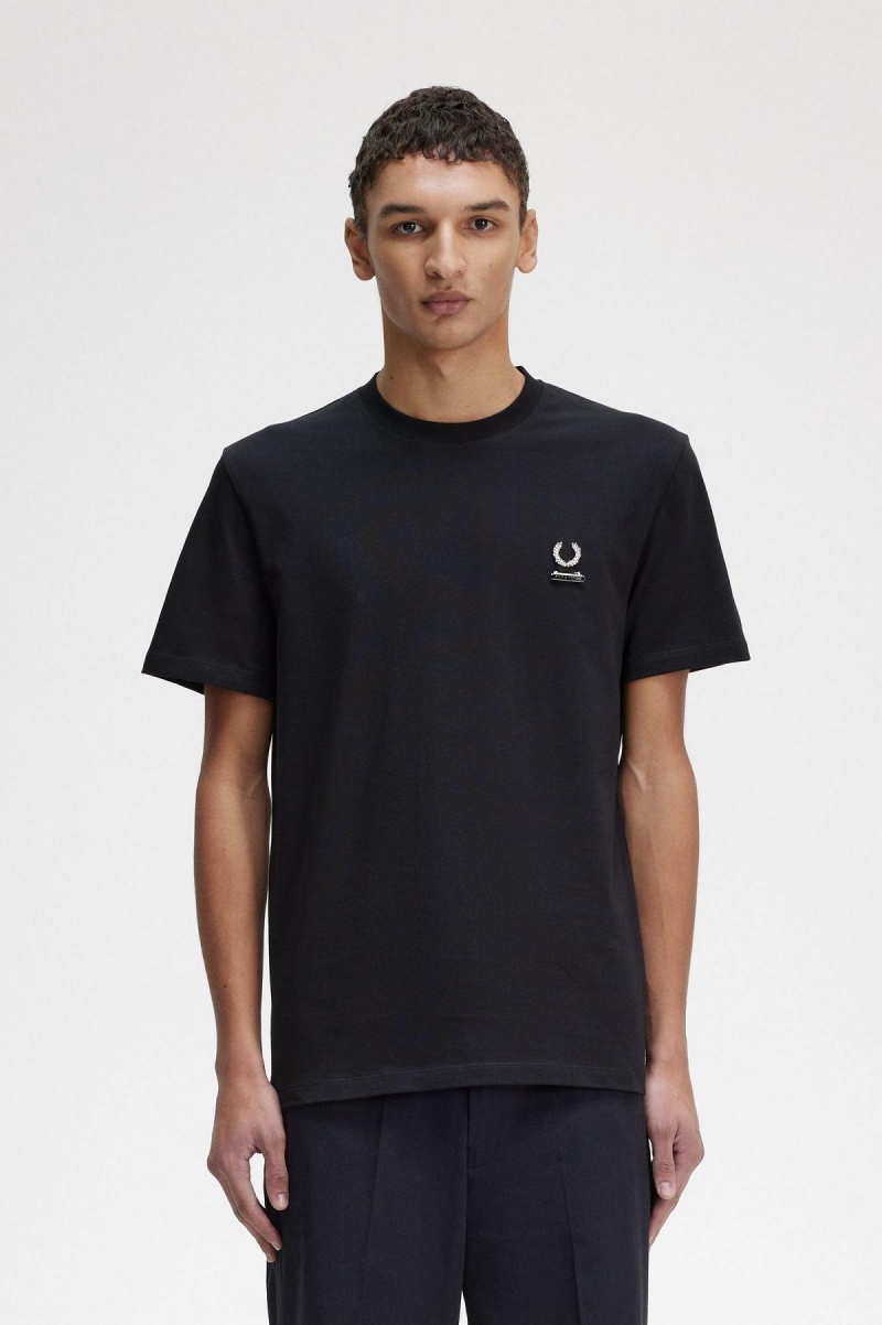 Camiseta Fred Perry Enamel Pin Hombre Negras | ZCLMJ53254