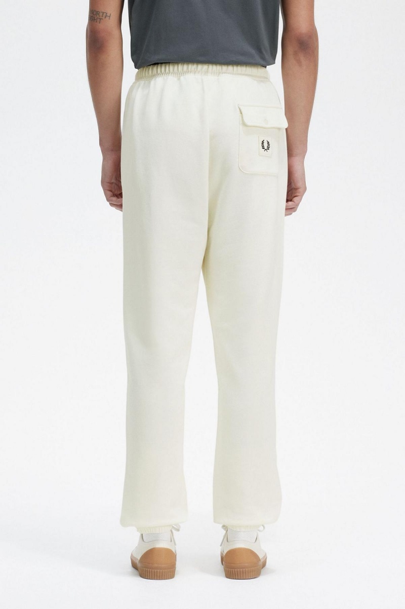 Pantalones Fred Perry Badge Detail Pista Pants Hombre Ecru | PCLQX75463