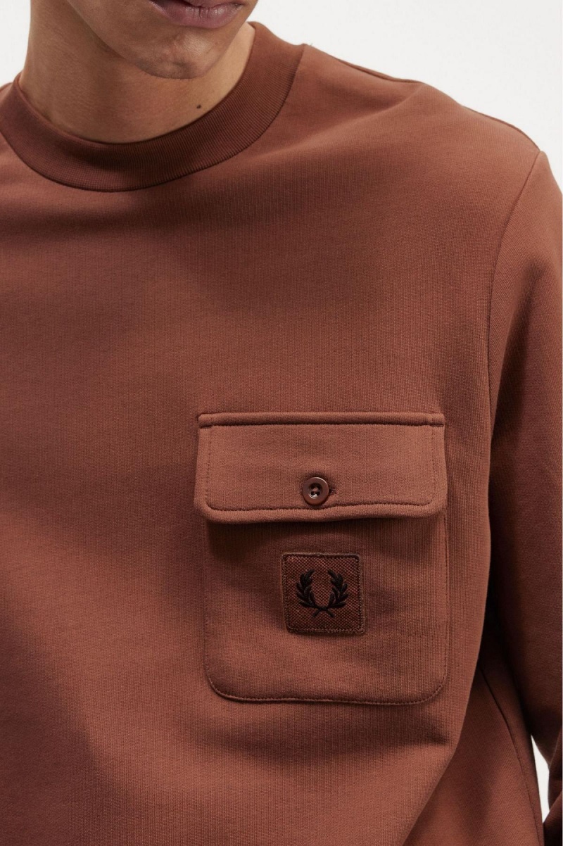 Sudaderas Fred Perry Badge Detail Crew Neck Hombre Marrones | ECLVG22409